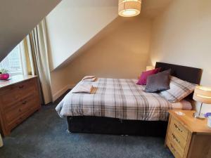 Postel nebo postele na pokoji v ubytování Highland Historical Home in Inverness City Centre