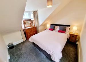 Postel nebo postele na pokoji v ubytování Highland Historical Home in Inverness City Centre