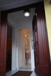 otwarte drzwi do korytarza z lustrem w obiekcie Ferienwohnung Hintze w mieście Bad Harzburg