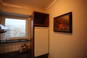 バート・ハルツブルクにあるFerienwohnung Hintzeのキッチン(冷蔵庫付)、窓が備わります。
