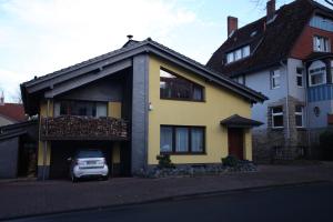 バート・ハルツブルクにあるFerienwohnung Hintzeの黄色い家