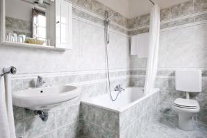 A bathroom at Hotel Alessandra