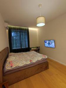 una camera con un letto in una stanza con una finestra di Lux apartment, near metro Vasylkivska a Kiev