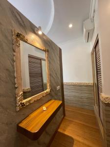 einen Spiegel an der Wand mit einer Bank in einem Zimmer in der Unterkunft Mikuk Cottages Canggu in Canggu