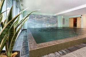 A piscina localizada em Captain's Club Hotel & Spa ou nos arredores