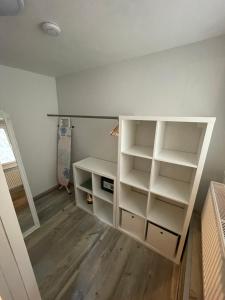 Knihovna v apartmánu + 14 fotografií