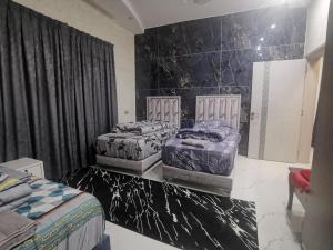 Postel nebo postele na pokoji v ubytování Highness Villa Nizwa