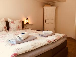 um quarto com uma cama com toalhas em Bed and Breakfast 57 em Asuel