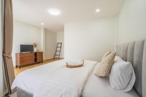 The B Hostel客房内的一张或多张床位