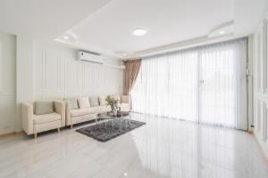 The B Hostel的休息区