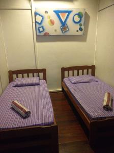 Postel nebo postele na pokoji v ubytování Discovery Youth Hostel Malacca