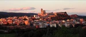 une ville avec des bâtiments au sommet d'une colline dans l'établissement Apartamento Benabarre, Huesca, à Benabarre