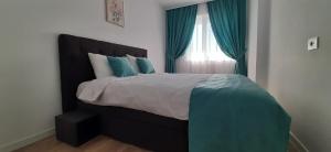 Ένα ή περισσότερα κρεβάτια σε δωμάτιο στο Apartament Luca P7B Oradea Prima Residence