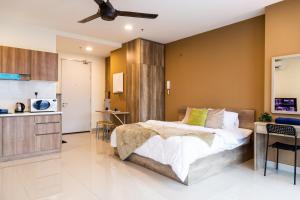 Kuchyň nebo kuchyňský kout v ubytování Studio Units at Pacific Tower Near Jaya One by ComfyAsia