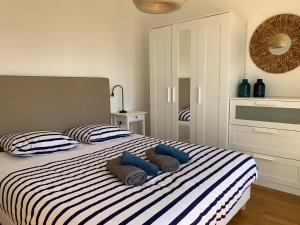 um quarto com uma cama com duas almofadas em Trouville, appartement rénové avec grande terrasse au calme em Trouville-sur-Mer
