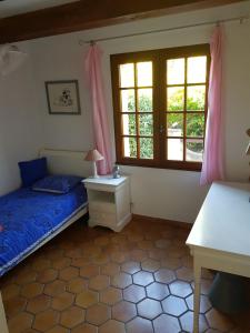 1 dormitorio con 1 cama, escritorio y ventanas en Villa Eglantine, en Peymeinade