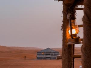 Sands Dream Tourism Camp في شاحك: خيمة زرقاء في وسط الصحراء