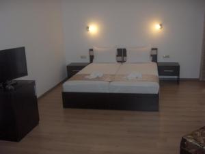 Un dormitorio con una cama con dos toallas encima. en Krasteva House, en Berkovitsa 25 fotos más