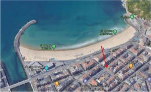 a map of a sandy beach with a red arrow at Chic Gran Vía, nuevo apartamento de diseño en Gros by ChicDonosti in San Sebastián