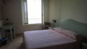 Voodi või voodid majutusasutuse Albergo del Po toas