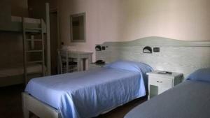 Voodi või voodid majutusasutuse Albergo del Po toas