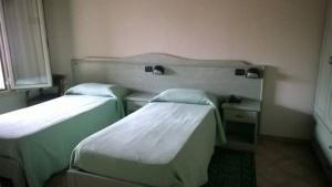 Voodi või voodid majutusasutuse Albergo del Po toas