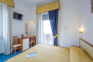 Un pat sau paturi într-o cameră la Meublè Casa Mannini Rooms