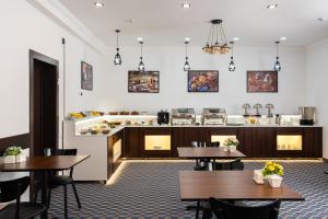 comedor con mesas y cocina en Shahzoda Grand Hotel - "Best Hotel Award Winner", en Solnechnyy