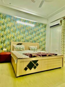 Postel nebo postele na pokoji v ubytování Hotel & BNB Solanki Residency Jaipur