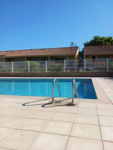 una piscina frente a un edificio en Chez Yamina, en Gruissan