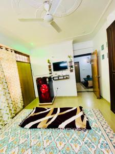 - un salon avec un lit dans une chambre dans l'établissement 2 bhk fully furnished luxurious private apartment, à Jaipur