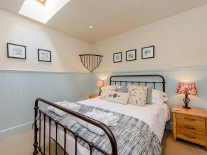 1 dormitorio con 1 cama y tragaluz en Castlemans Stables West en Sedlescombe