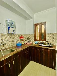 Kuchyň nebo kuchyňský kout v ubytování Hotel & BNB Solanki Residency Jaipur + 10 fotografií