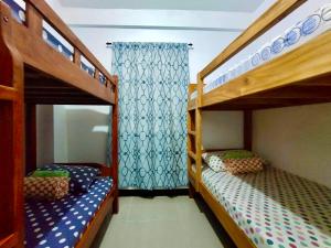 2 łóżka piętrowe w małym pokoju z: w obiekcie Vacation House in Baguio with Amazing Sunset Views w mieście Baguio