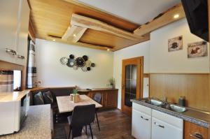 Dapur atau dapur kecil di Pension & Apartments Weissbriach