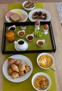 dos bandejas de comida en una mesa con platos de comida en Cyrenia Guesthouse, en Monemvasia