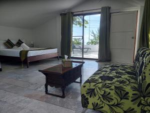 1 dormitorio con cama, sofá y mesa en The Beach Boutique Resort en Ban Pak Nam Pran