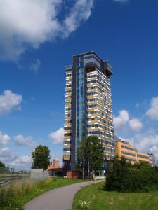 un edificio alto con un camino delante de él en Sky Hotel Apartments Tornet, en Linköping