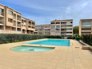 una piscina di fronte a un condominio di Perle du Sud avec Parking Privé, piscine été dans Résidence calme a Sainte-Maxime