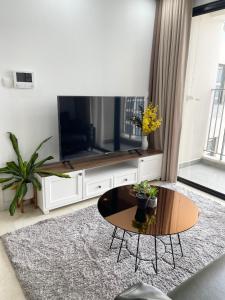 Summer House - Vinhomes Dcapital Tran Duy Hung Luxury Apartment TV 또는 엔터테인먼트 센터