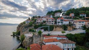 eine Stadt auf einem Hügel neben dem Wasser in der Unterkunft Villa Una in Ohrid