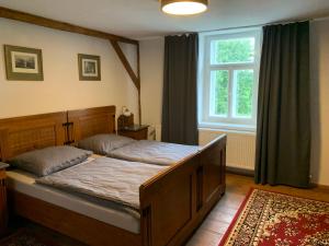 Šluknov的住宿－Vila Bohemia Saxon Switzerland，一间卧室设有一张床和一个窗口