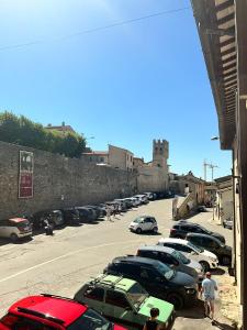 una fila di auto parcheggiate in un parcheggio di Appartamento vacanze Dell'Orso a Montefalco