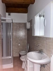 bagno con lavandino bianco e servizi igienici di Appartamento vacanze Dell'Orso a Montefalco