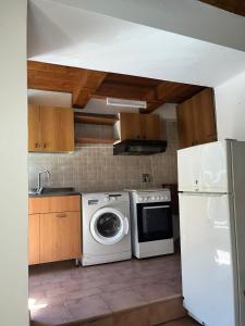 una cucina con lavatrice e frigorifero di Appartamento vacanze Dell'Orso a Montefalco