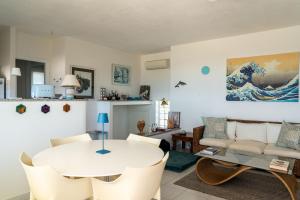 sala de estar con mesa blanca y sillas en Valentina panoramic seaside house en Capitana