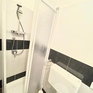 baño con ducha y aseo blanco en Casa di Magda2, en Reggio Calabria