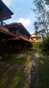 una casa con un camino delante de ella en Rice paddy bungalow en Ubud