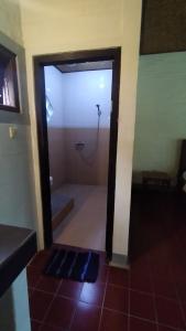 Habitación con vistas a un baño con ducha. en Rice paddy bungalow en Ubud