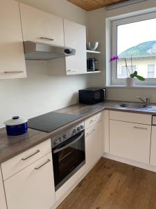 Kuchyň nebo kuchyňský kout v ubytování Penthousewohnung mit fantastischem Ausblick und KLIMAANLAGE
